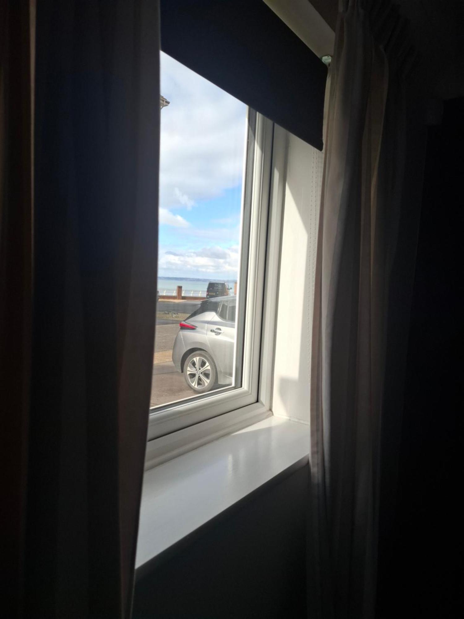 Driftmark Beachfront Location Aberavon Beach Sea Views Large Driveway Parking Private Site Fibre Optic Wi Fi Port Talbot Exterior photo